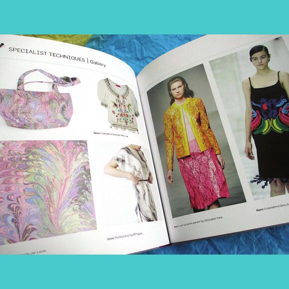 Book - Customize Your Clothes: A Head-to-Toe Guide..., by Rain Blanken - Picture 4 of 13